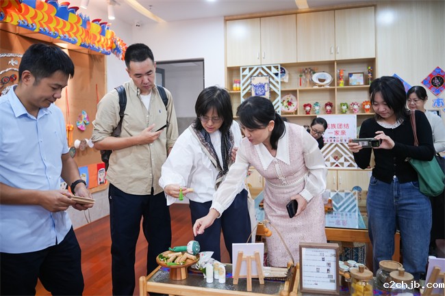 图为专家组在区直机关第二幼儿园了解学前阶段融合教学模式 图为专家组在区直机关第二幼儿园了解学前阶段融合教学模式