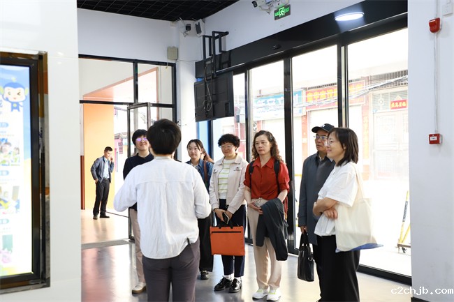 图为专家组在南宁市爱华小学了解融合教育情况 图为专家组在南宁市爱华小学了解融合教育情况