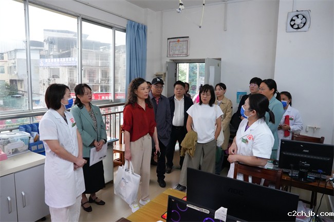 图为专家组在百色市妇幼保健院了解孤独症儿童早期筛查工作 图为专家组在百色市妇幼保健院了解孤独症儿童早期筛查工作