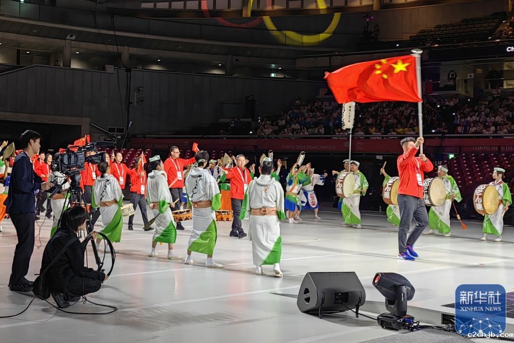 图为中国体育代表团在开幕式上入场