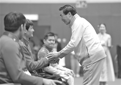 图为全国政协常委、中国残联主席程凯(右)看望残特奥会香港赛区运动员