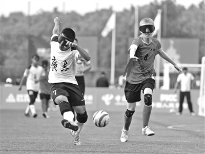 图为残特奥会盲人足球男子小组赛比赛现场 图为残特奥会盲人足球男子小组赛比赛现场